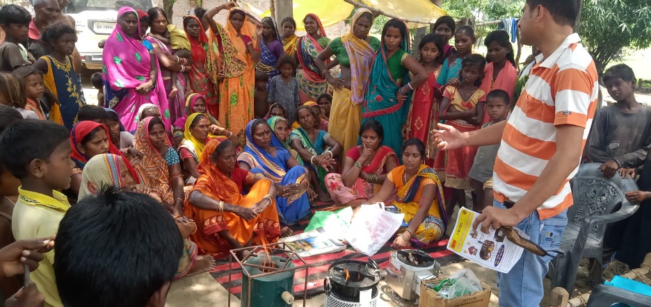 One of the cookstove
demonstrations showcasing the three new cleaner-burning cookstove models. ©
TERI blog/Bihar-1.jpg
