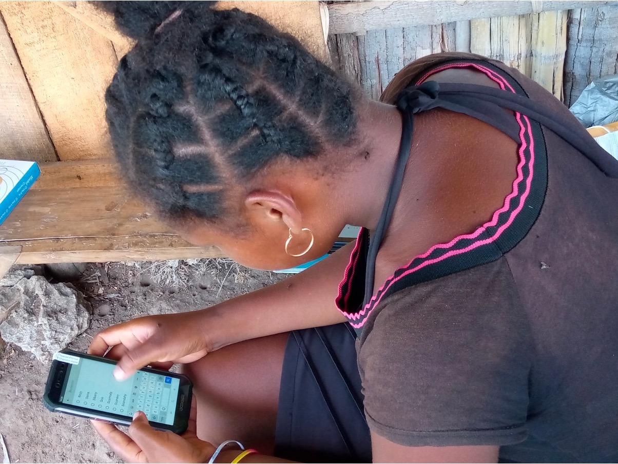 A data collector using KoboToolbox in Madagascar. © Blue Ventures / Patrick Rafidimanantsoa blog/Blue_Ventures_02.jpg