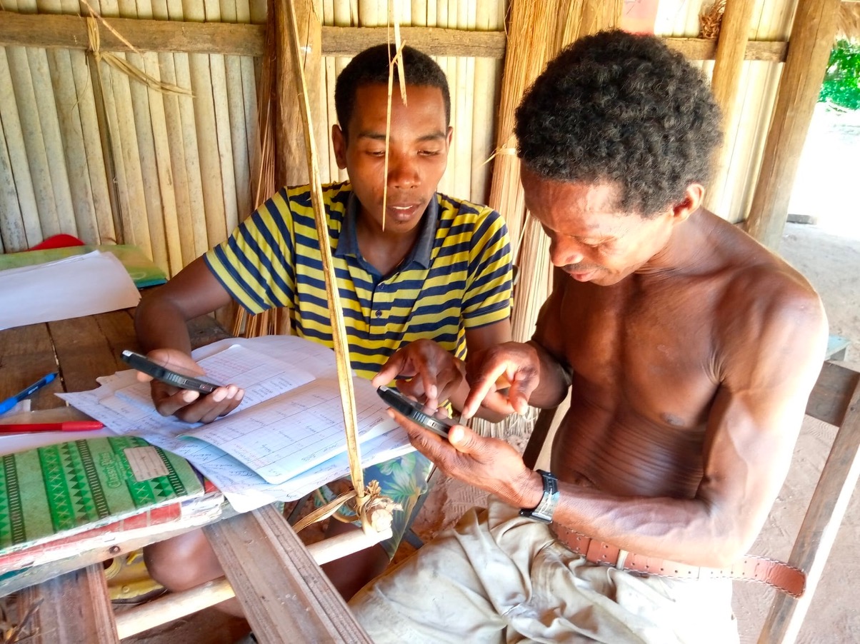 Fishery technicians using KoboToolbox in Madagascar. © Blue Ventures / Patrick Rafidimanantsoa blog/Blue_Ventures_03.jpg
