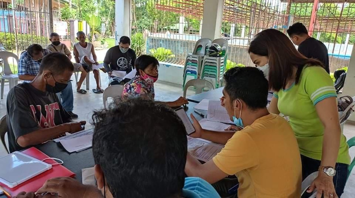 Field validation team (FVT) conducts interviews and gathers data for environmental and social risk management using KoboToolbox. © Department of Agrarian Reform blog/DAR-Philippines_01.jpg